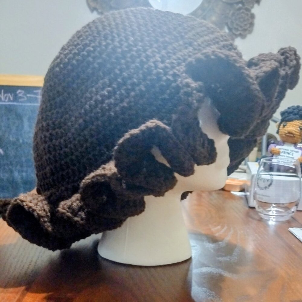 LARGE ruffle hat - Picture 5 of 5
